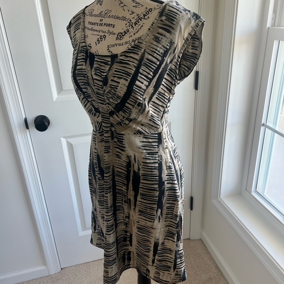 Forever 21 Dresses & Skirts - Forever 21 Dress with Cut Out Back
